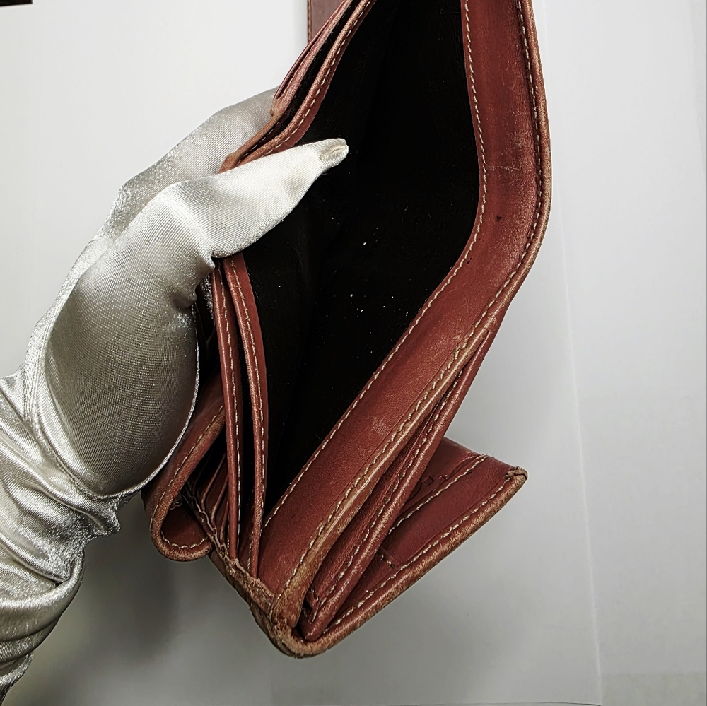Gucci Leather Wallet with Gold Accent - Picture 7 of 10